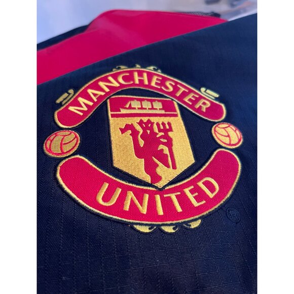 Manchester United F.C. Messenger Red & Black Shoulder Bag With Embroidered Logo - Picture 3 of 9
